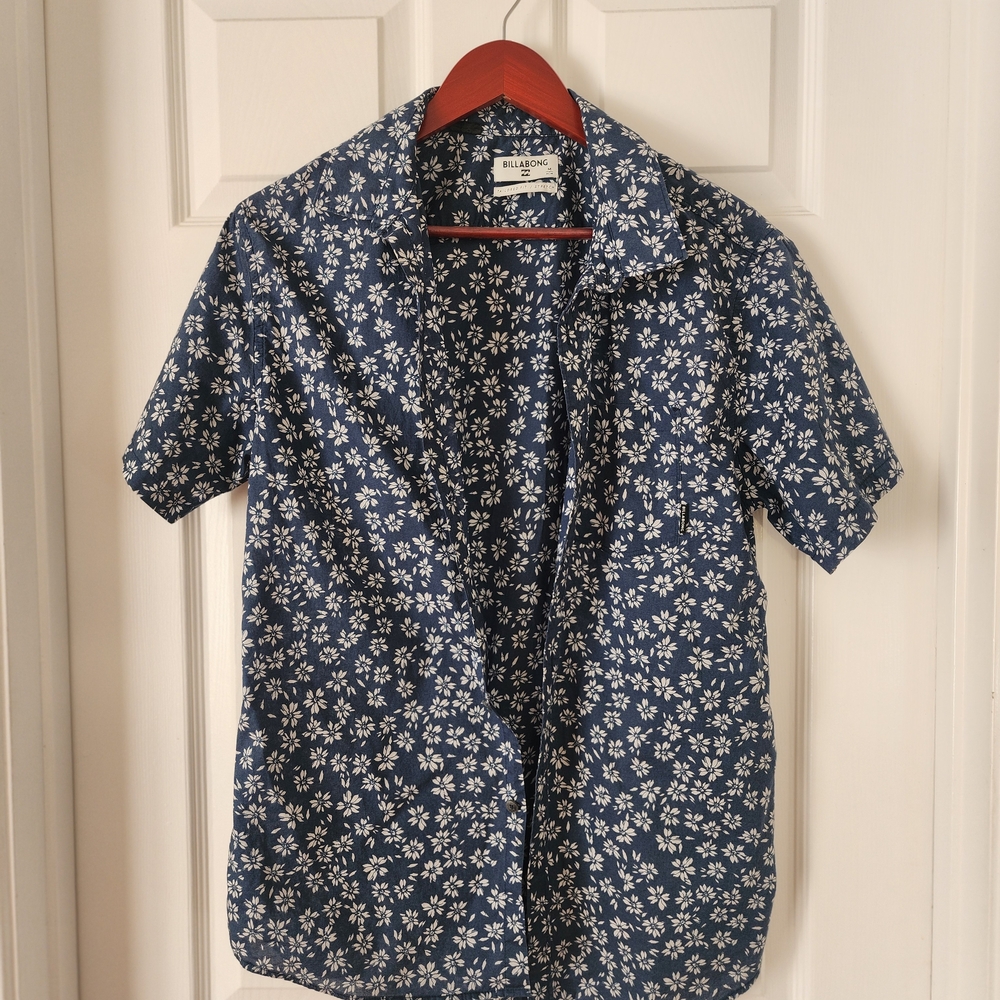 Billabong Blue Floral Short Sleeve Men's Casual Button-Down Shirt - Tailored Fit